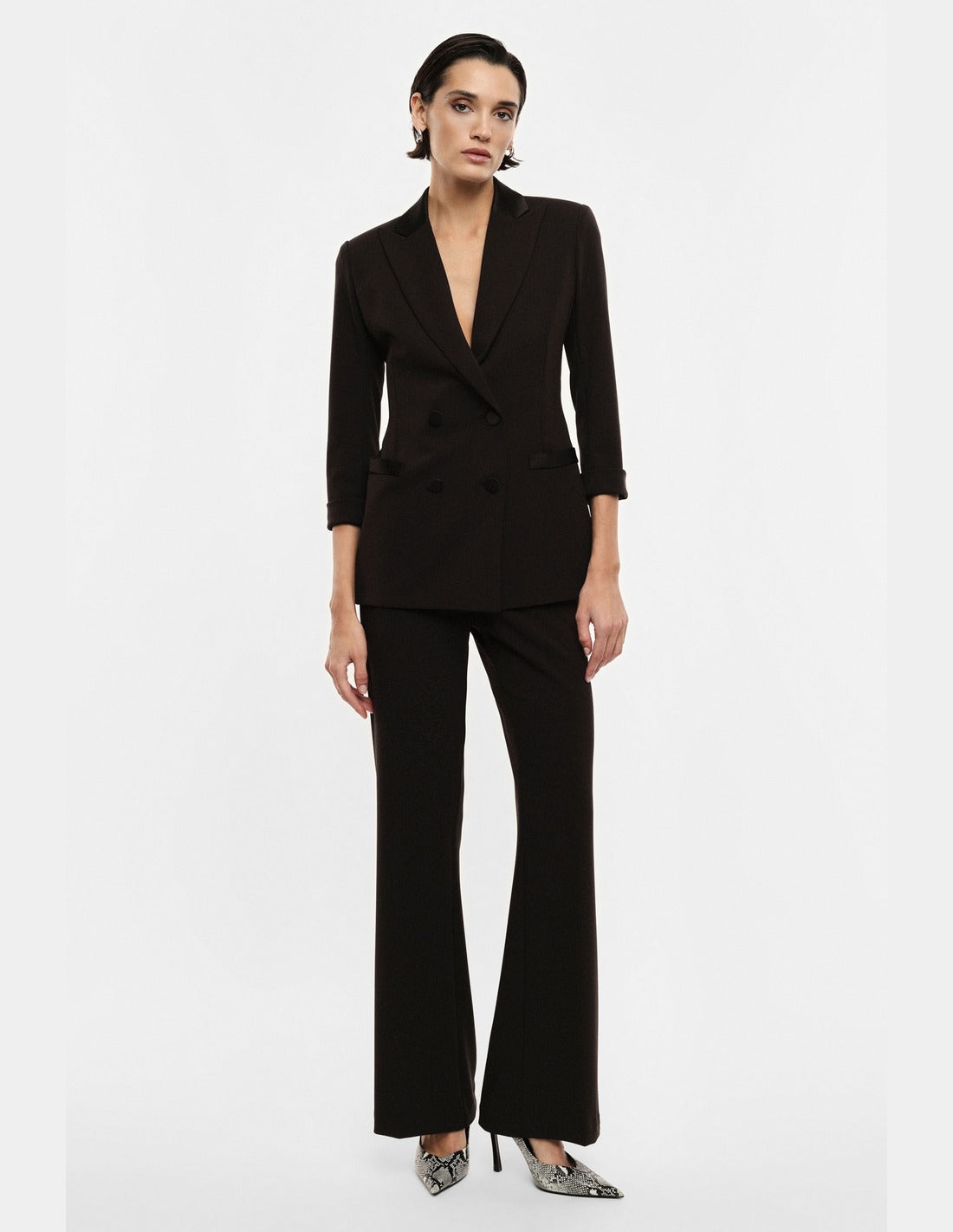 Pantalon de smoking flare finition satin porté, face – Marron – Imperial Femme