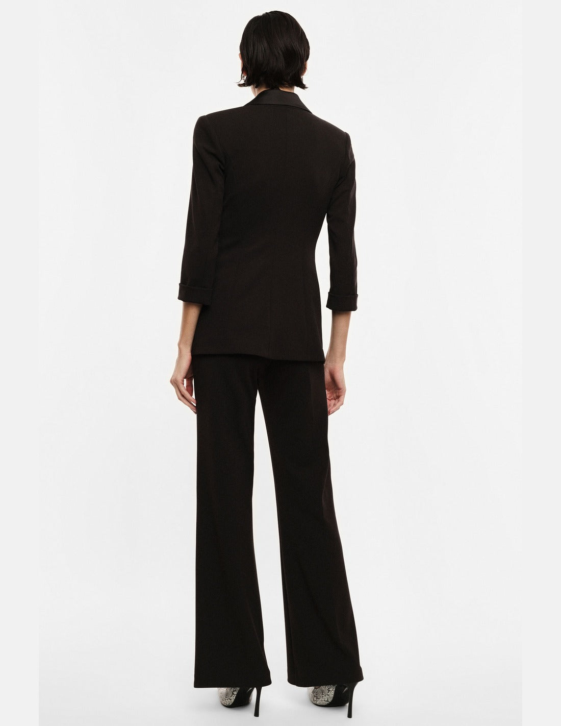 Pantalon de smoking flare finition satin porté, dos – Marron – Imperial Femme