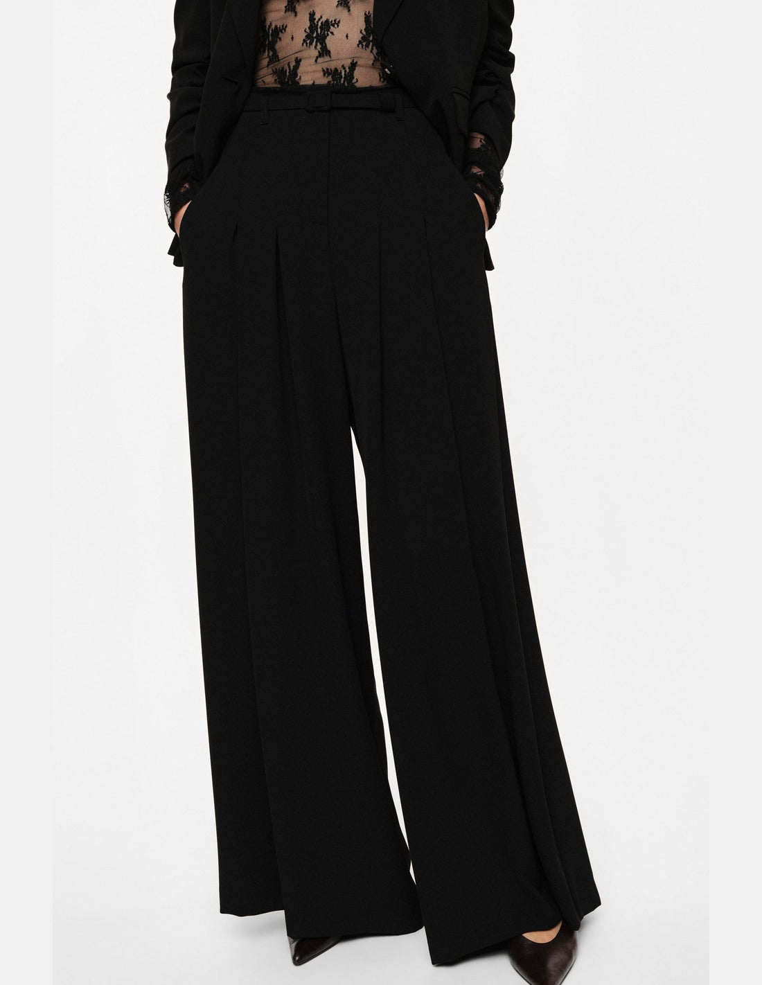 Pantalon palazzo taille haute ceinturé en crêpe porté, profil – Noir – Imperial Femme