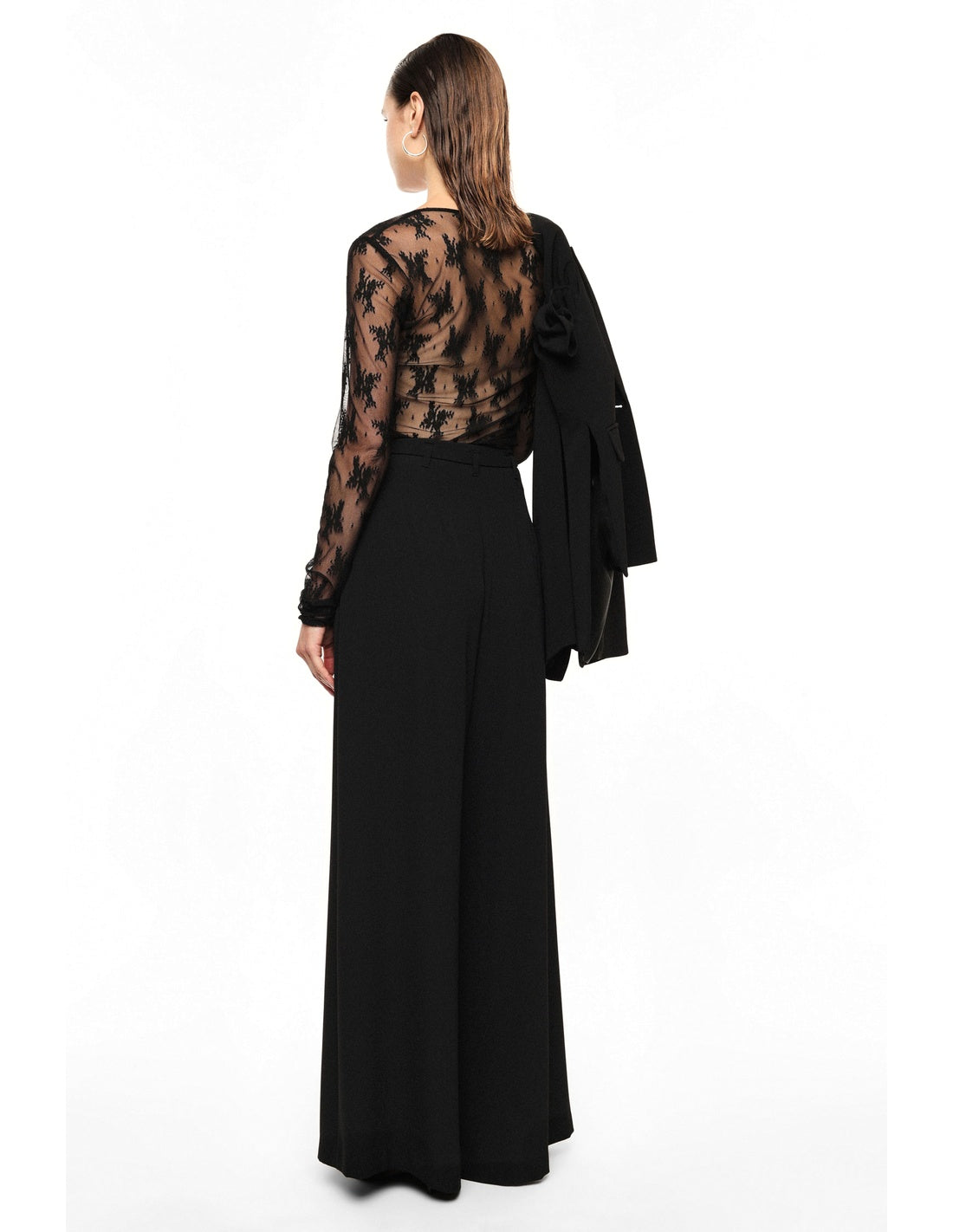 Pantalon palazzo taille haute ceinturé en crêpe porté, dos – Noir – Imperial Femme