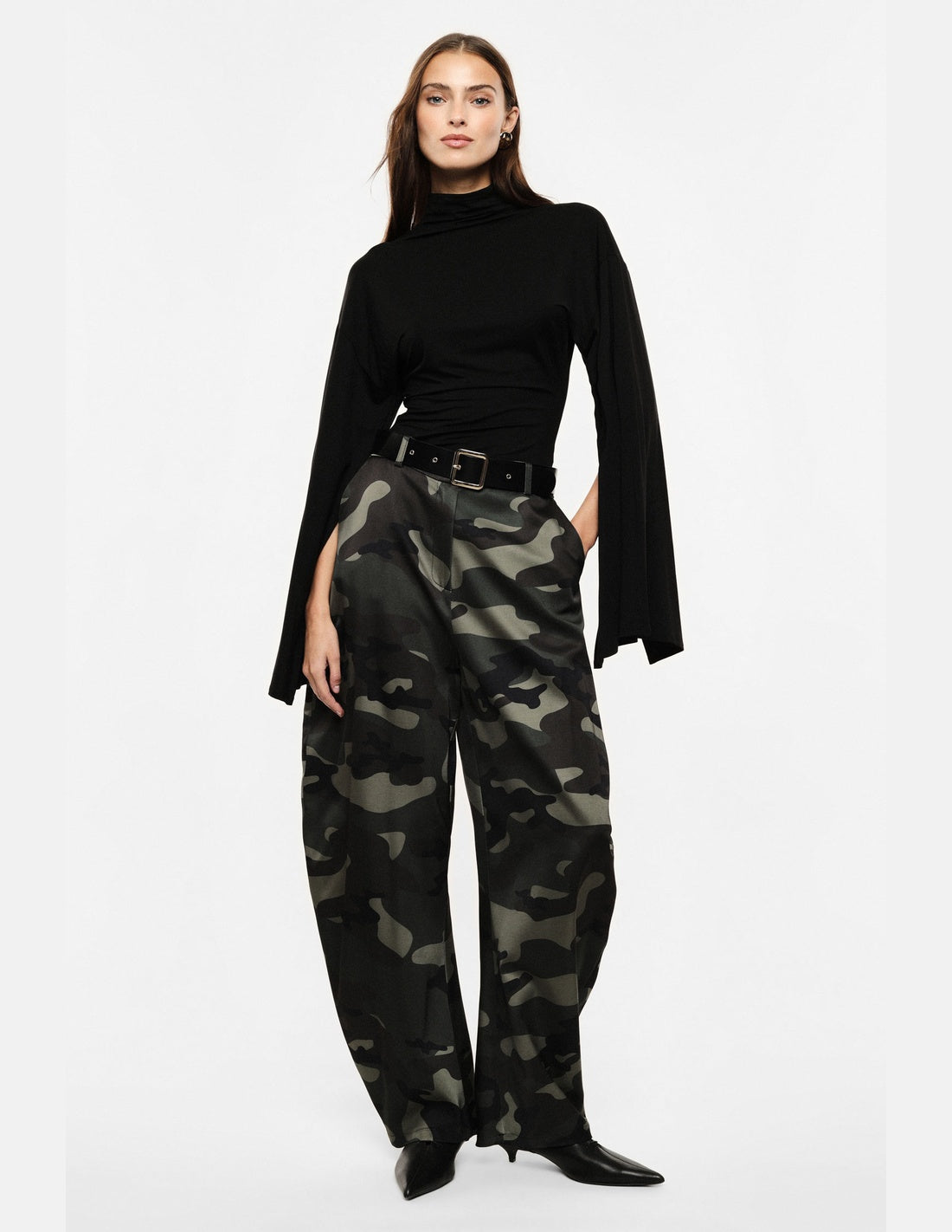 Pantalon barrel ceinturé imprimé camouflage porté, face – Vert militaire – Imperial Femme