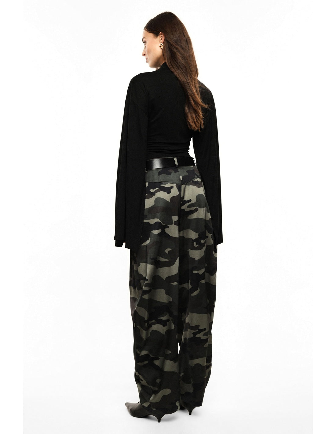 Pantalon barrel ceinturé imprimé camouflage porté, dos – Vert militaire – Imperial Femme