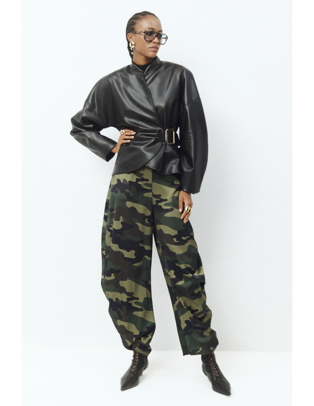 Pantalon ballon ceinturé imprimé camouflage porté, face – Vert militaire – Imperial Femme