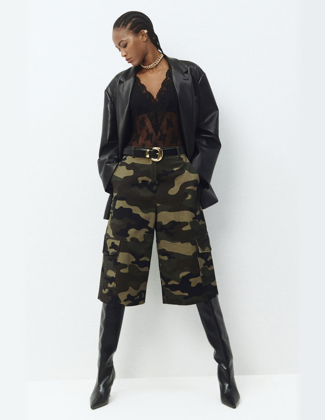 Bermuda cargo long imprimé camouflage porté avec des bottes – Vert militaire – Imperial Femme