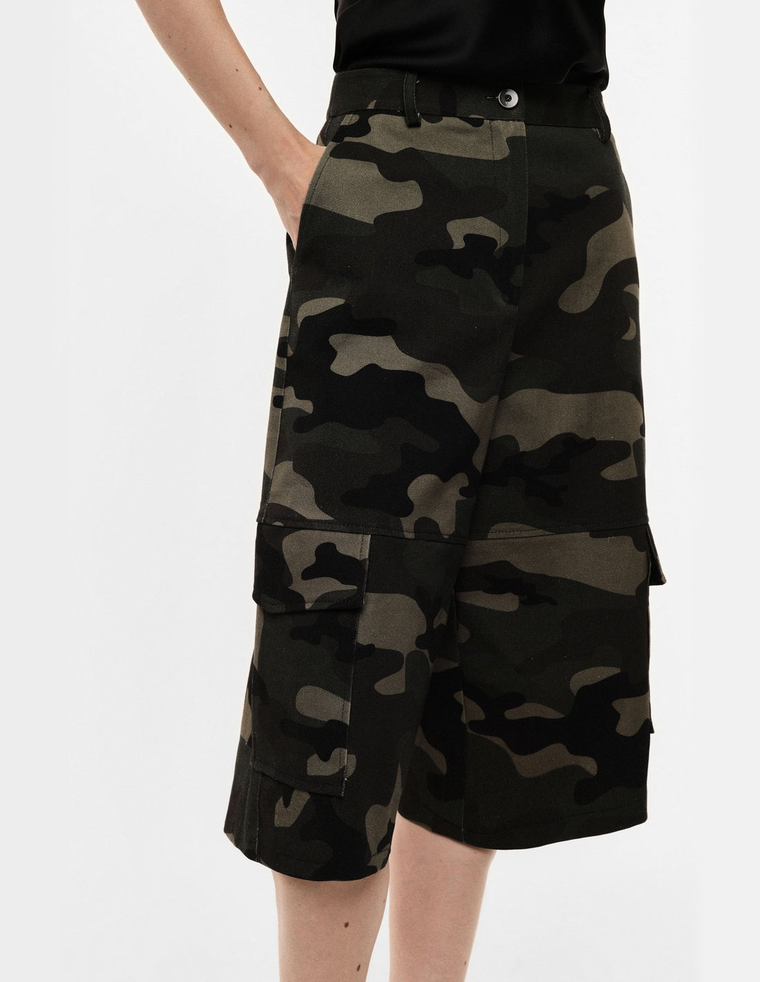 Bermuda cargo long imprimé camouflage, détail des poches – Vert militaire – Imperial Femme