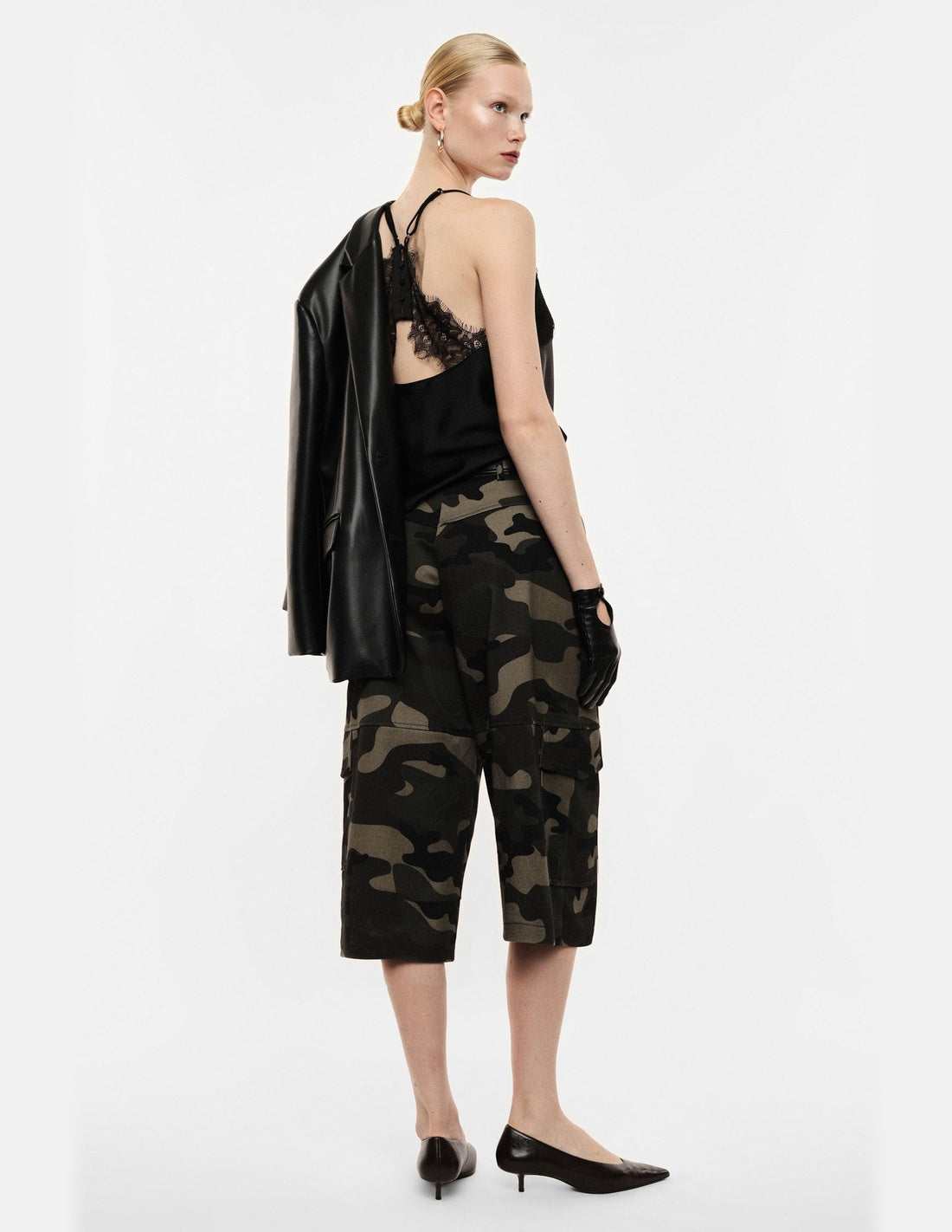 Bermuda cargo long imprimé camouflage porté, dos – Vert militaire – Imperial Femme