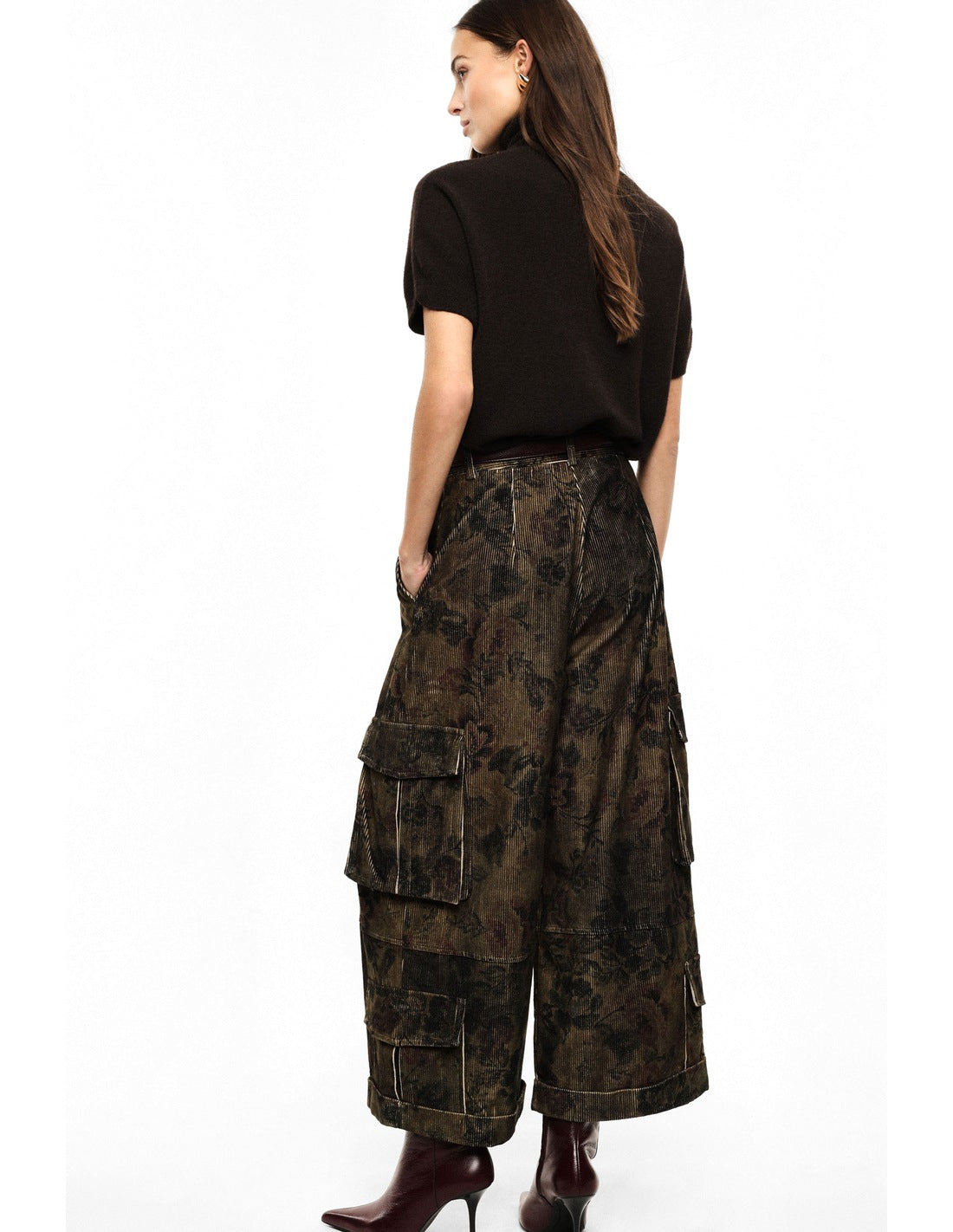 Pantalon cargo large imprimé camouflage porté, dos – Vert militaire et noir – Imperial Femme