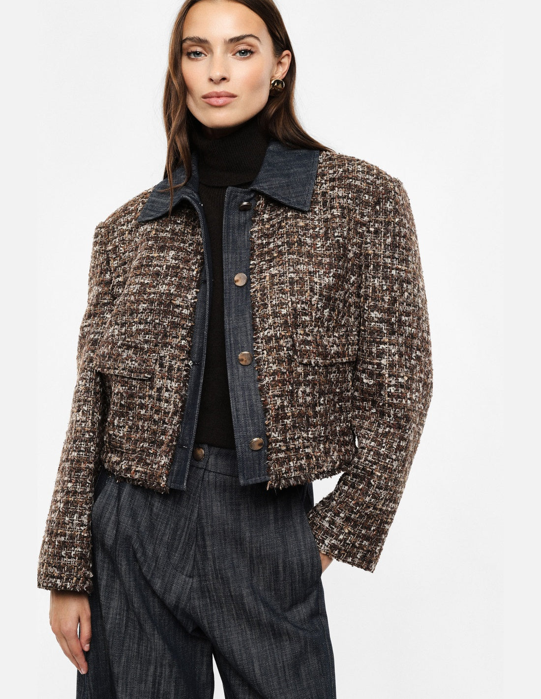 Veste courte en tweed et denim chocolat portée, face – Marron – Imperial Femme
