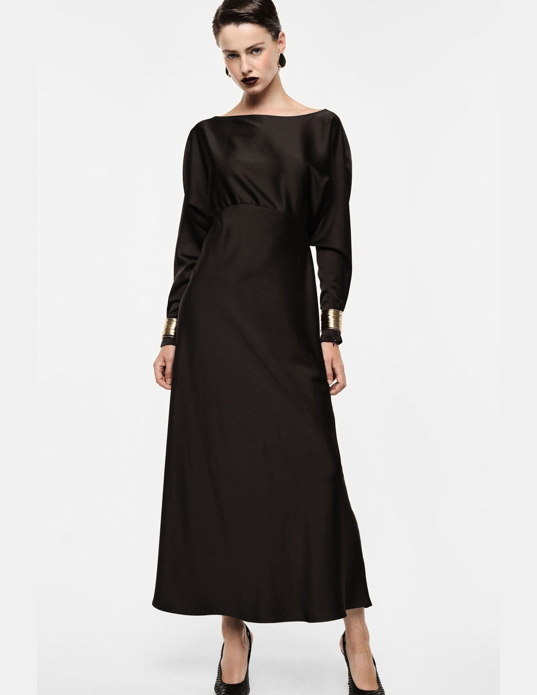 Robe longue en crêpe satin col bateau manchettes dorées, portée de face