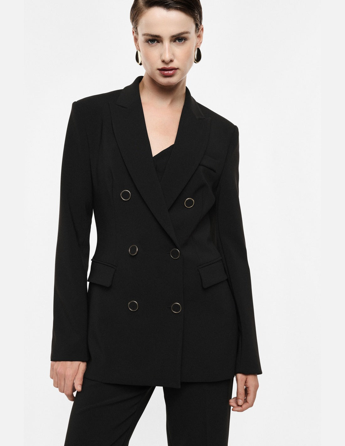 Blazer croisé cintré en crêpe infroissable, détail du boutonnage – noir – Imperial Femme