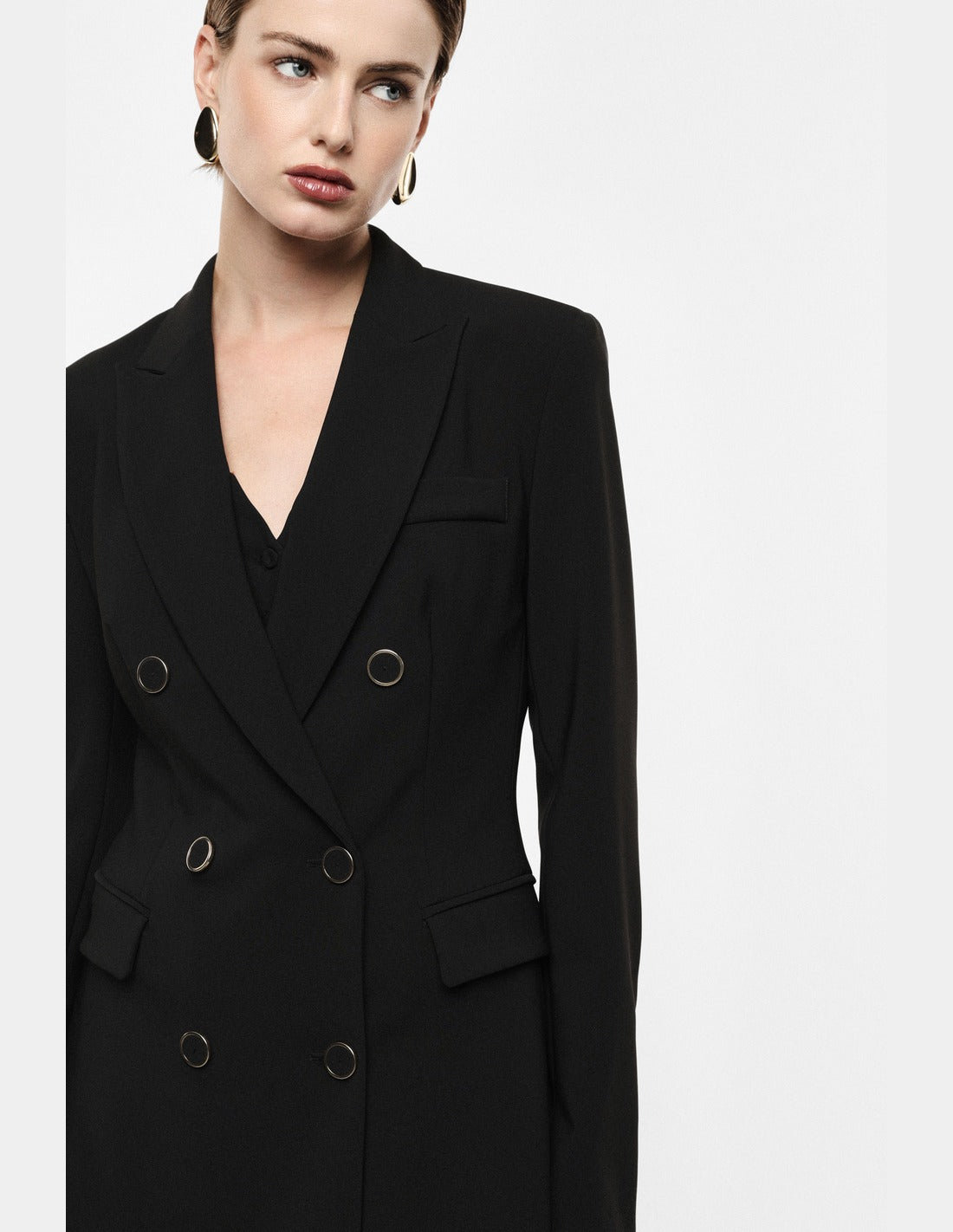 Blazer croisé cintré en crêpe infroissable porté, vue de profil – noir – Imperial Femme