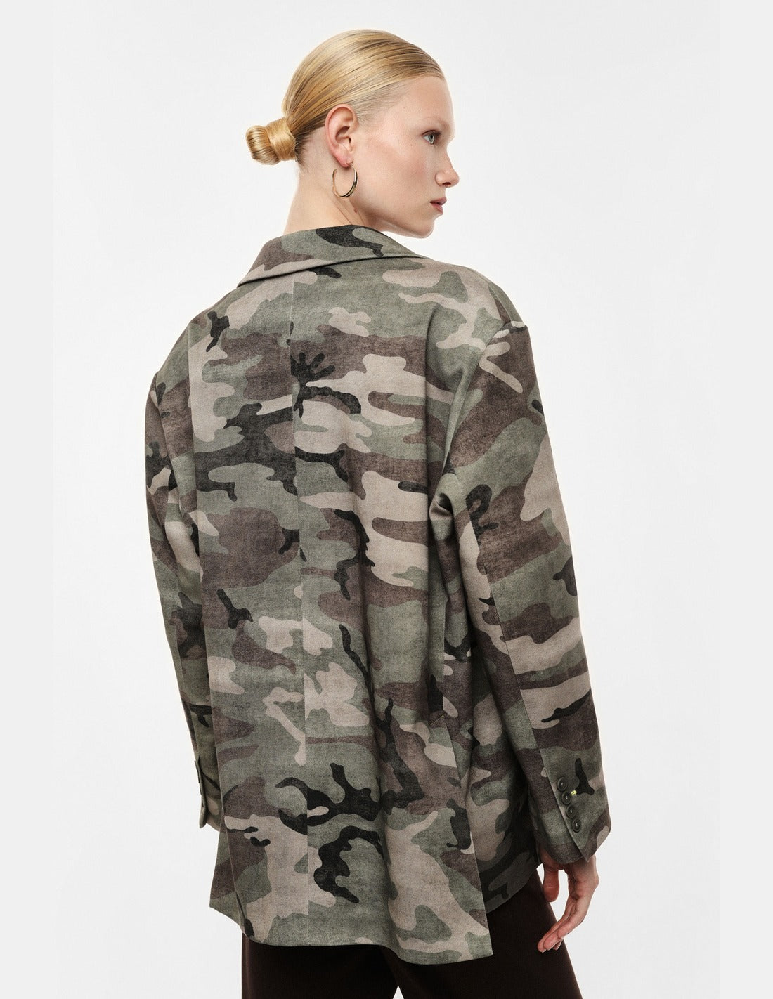 Blazer oversize sergé imprimé camouflage porté, vue de dos – kaki et beige – Imperial Femme