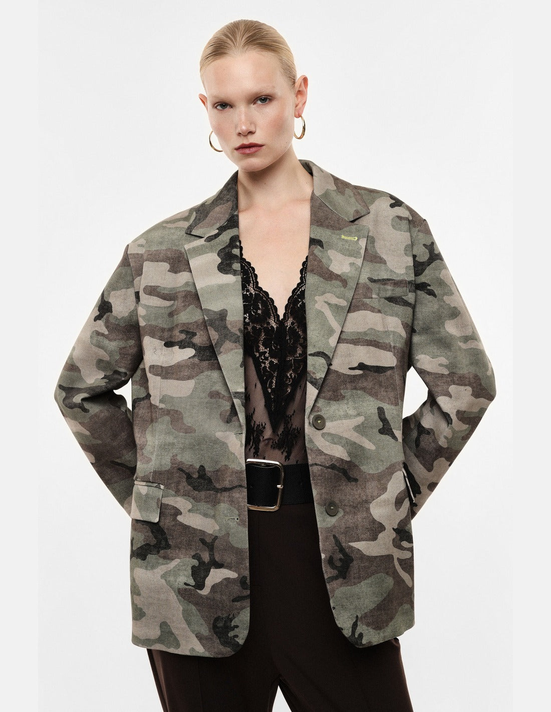 Blazer oversize sergé imprimé camouflage porté, vue de face – kaki et beige – Imperial Femme