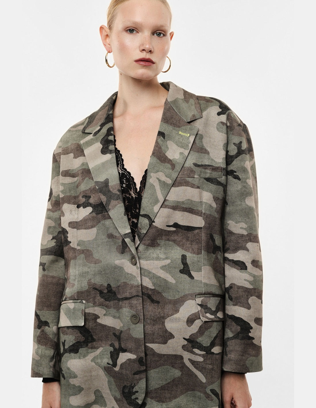 Blazer oversize sergé imprimé camouflage porté ouvert – kaki et beige – Imperial Femme