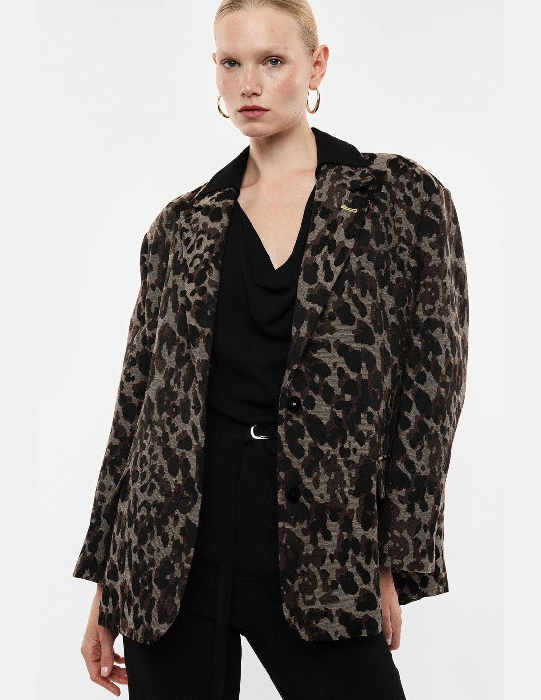 Blazer oversize jacquard léopard porté – beige – Imperial Femme