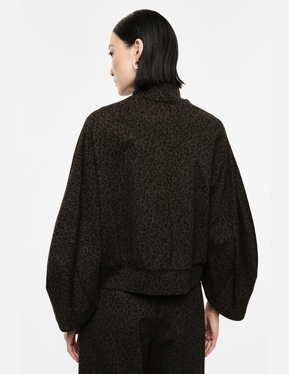 Blouson zippé en jacquard animalier porté, vue de dos – kaki foncé – Imperial Femme