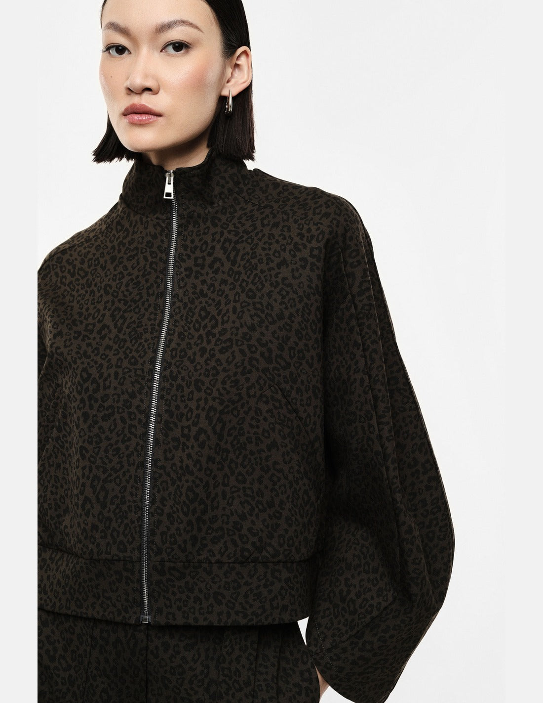 Blouson zippé en jacquard animalier porté, détail – kaki foncé – Imperial Femme