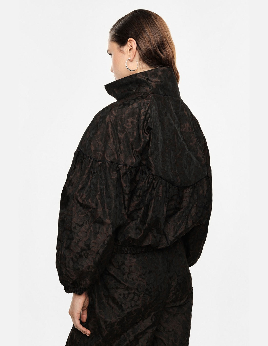 Blouson zippé col montant imprimé porté, vue de dos – marron – Imperial Femme