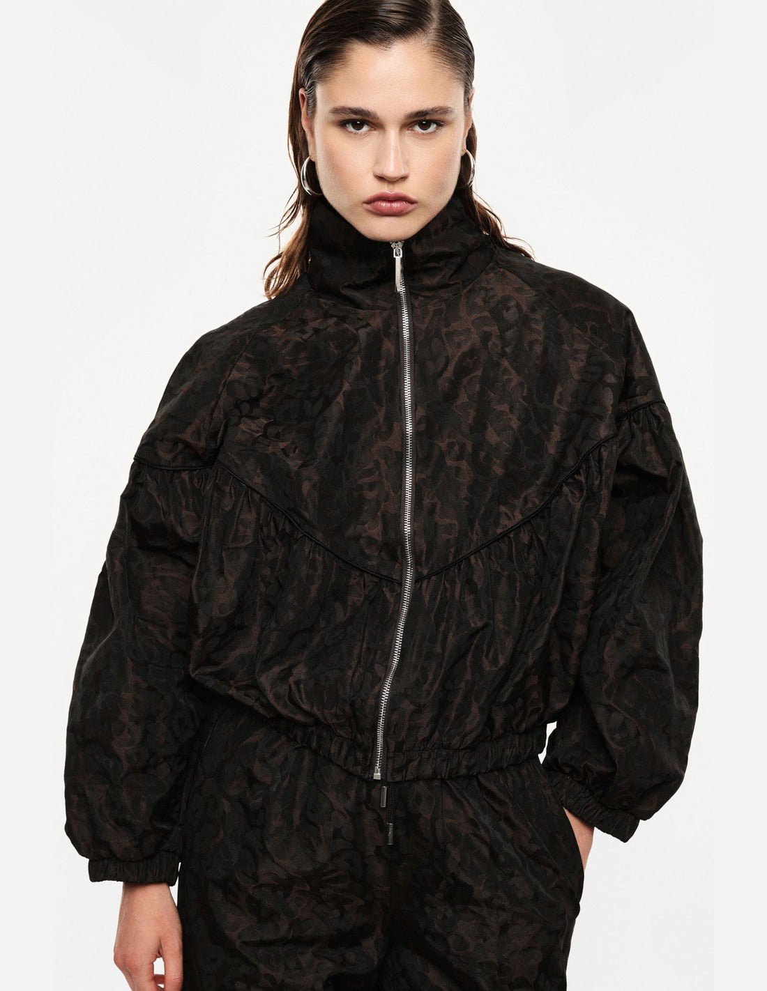 Blouson zippé col montant imprimé porté, détail – marron – Imperial Femme