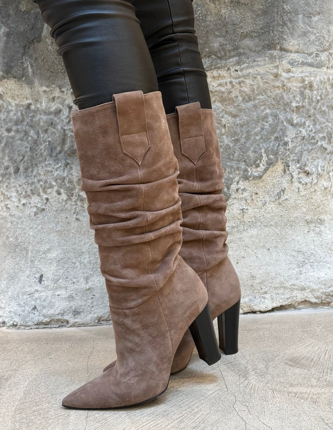 Bottes souples à tige froncée en veau velours Imperial portées