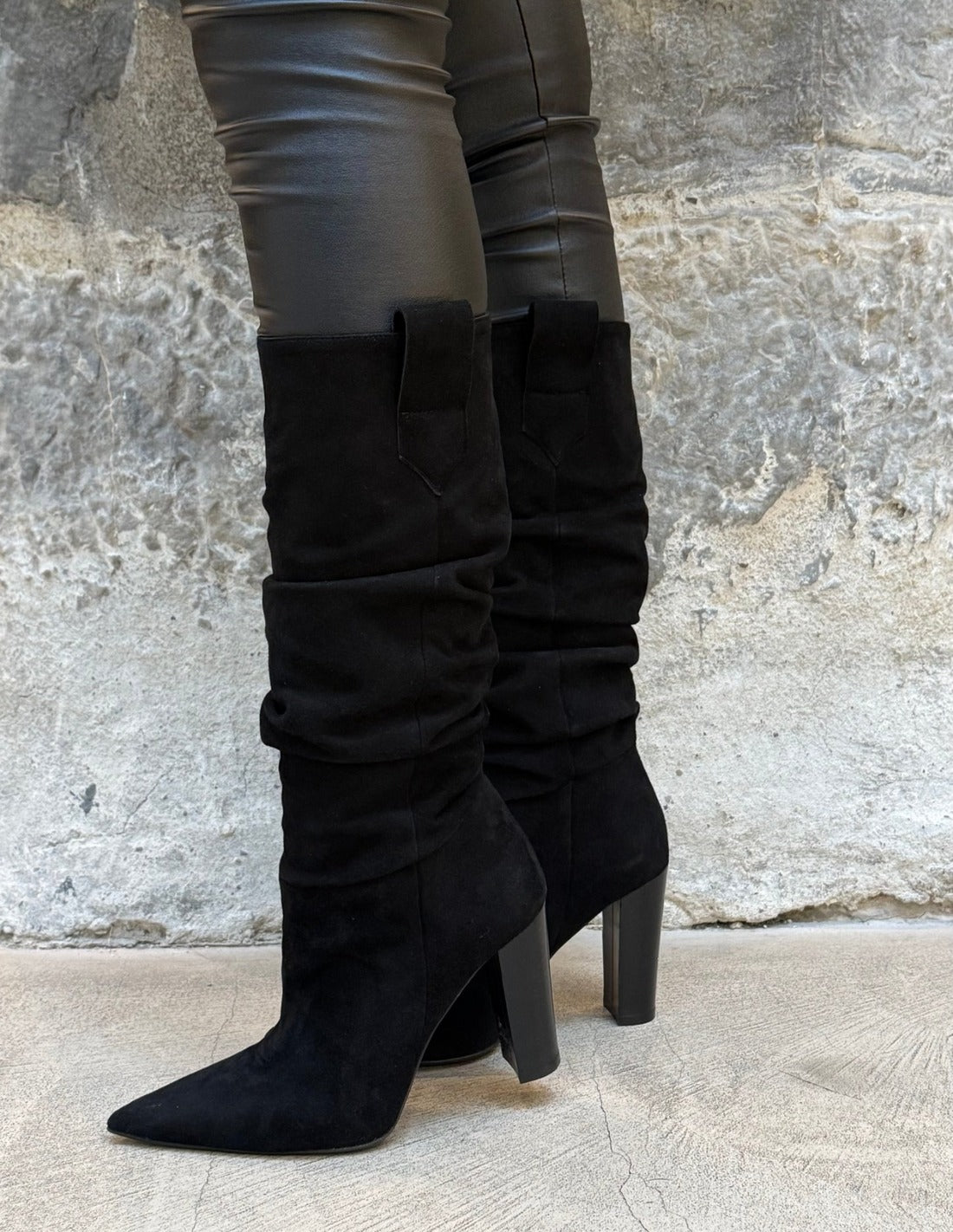 Bottes froncées en veau velours Imperial portées