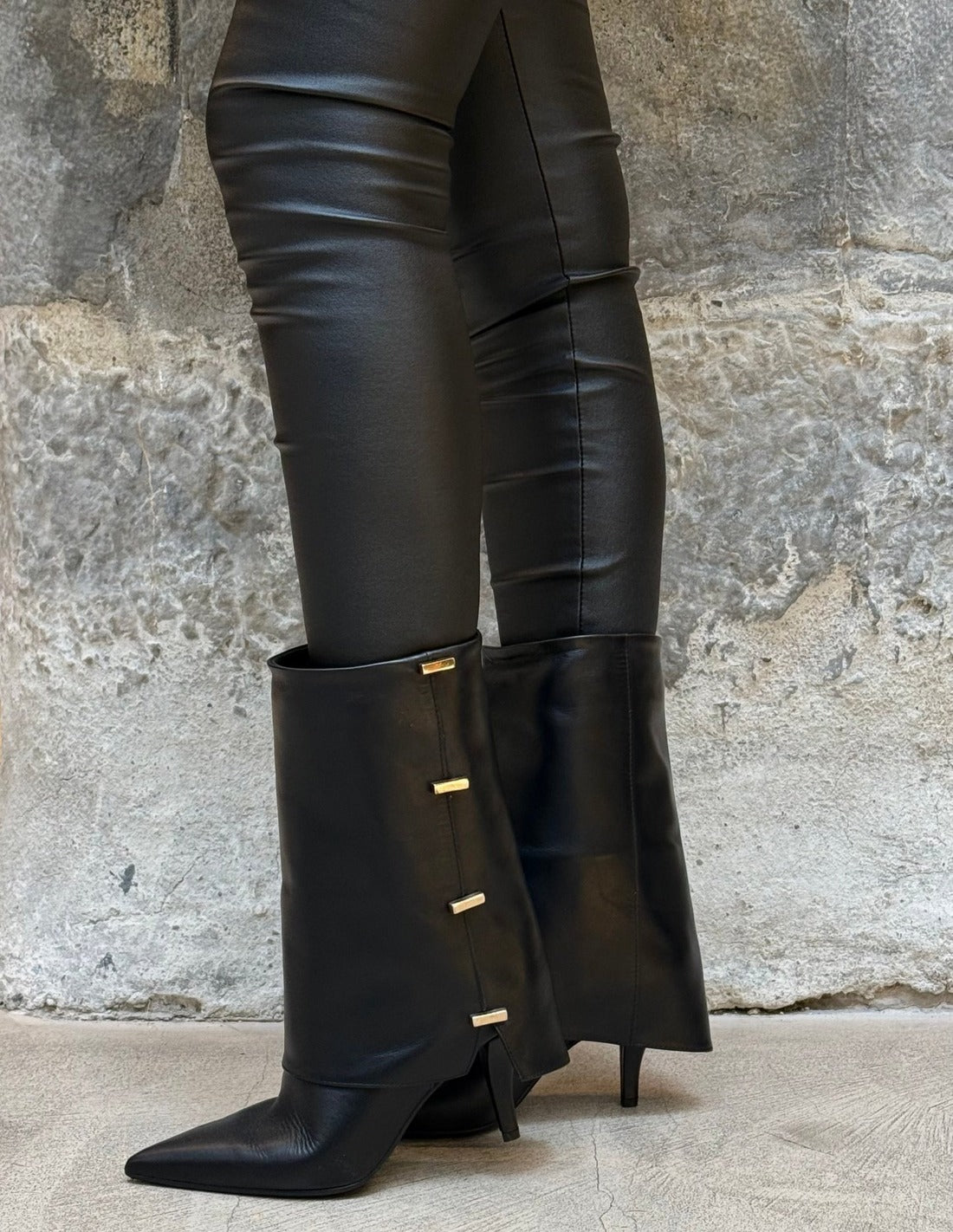 Bottes à revers à talon aiguille portées – noir – Imperial Femme