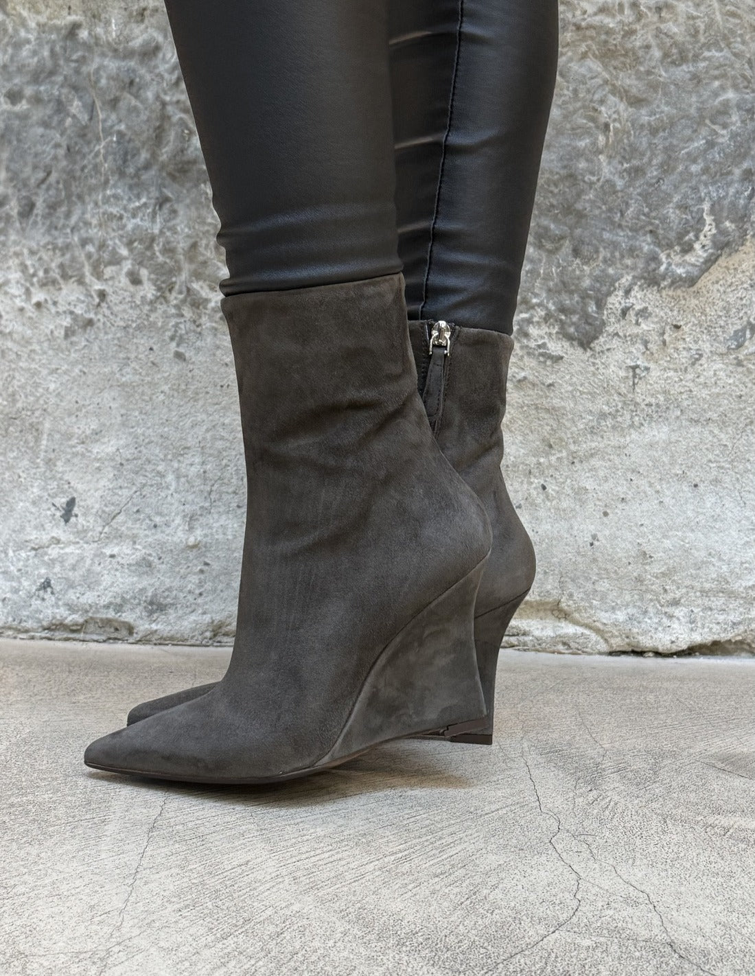 Bottines compensées en veau velours portées – gris anthracite – Imperial Femme