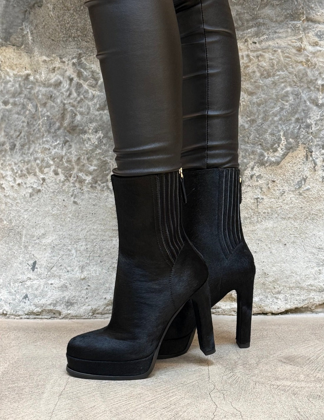 Bottines plateforme effet poulain portées – noir – Imperial Femme