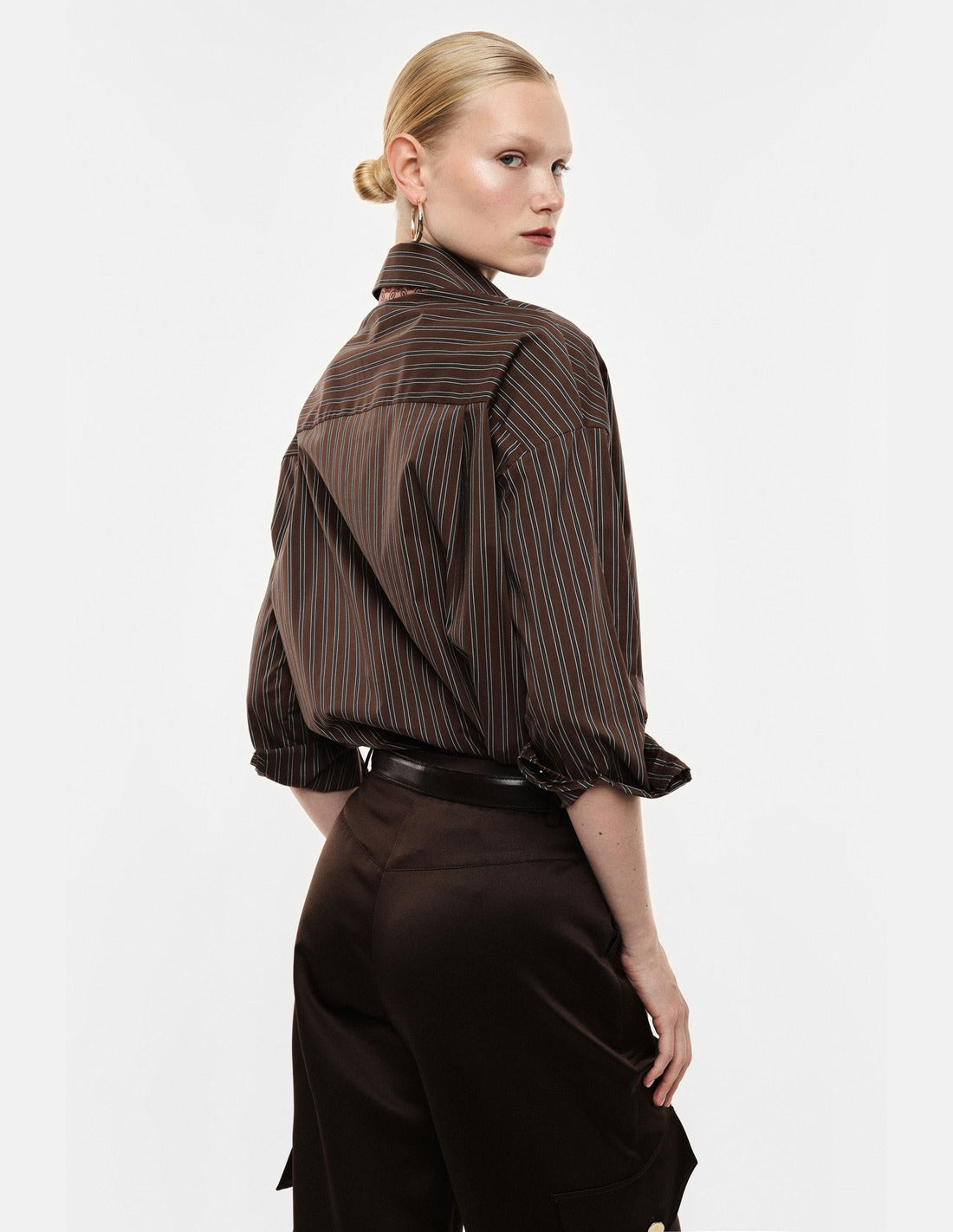 Chemise ample à rayures avec cravate portée, vue de dos – chocolat – Imperial Femme