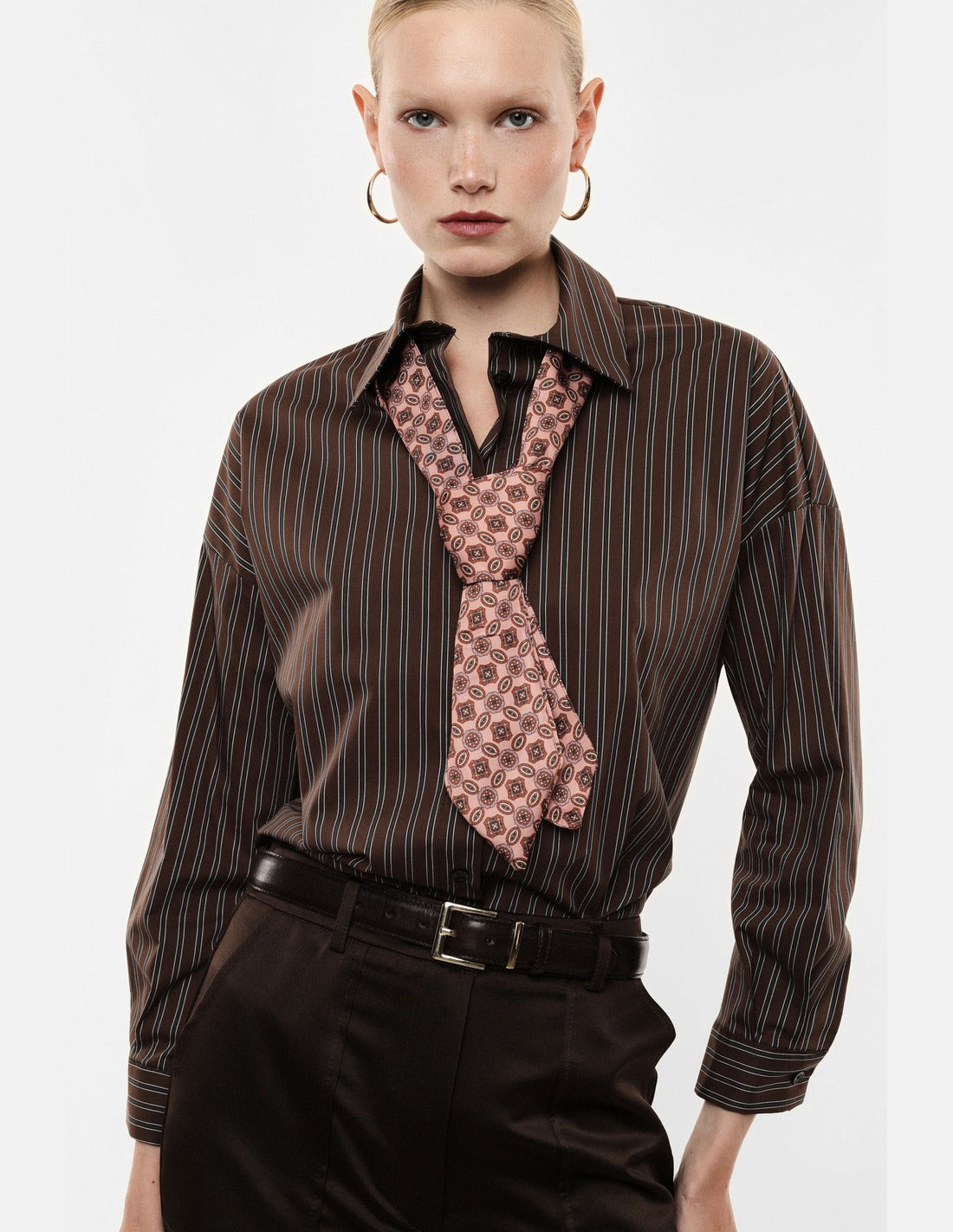 Chemise ample à rayures avec cravate portée, détail – chocolat – Imperial Femme