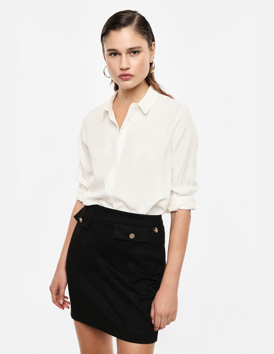 Chemise droite forme trapèze ourlet asymétrique, portée de face