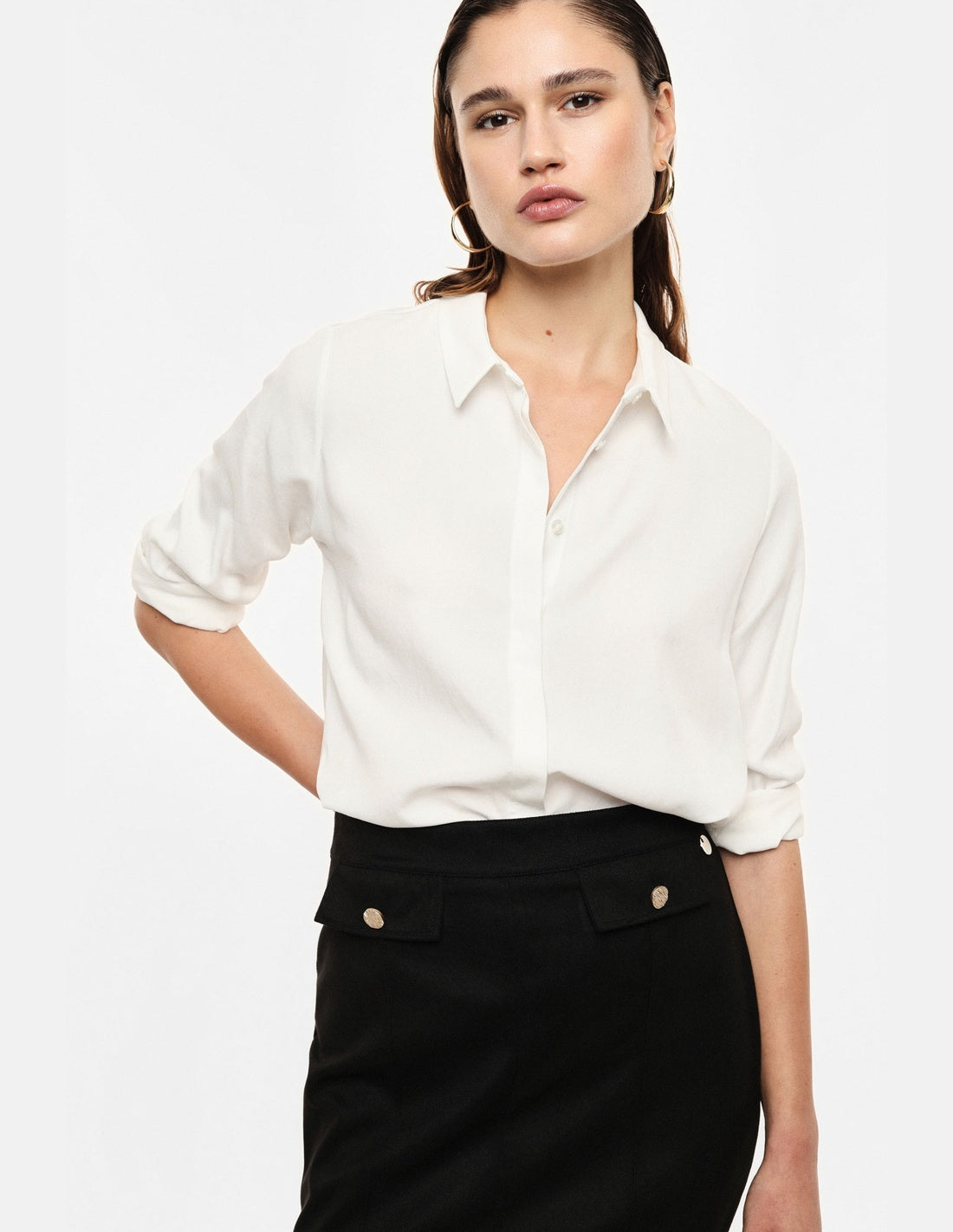 Chemise droite forme trapèze ourlet asymétrique, portée de profil