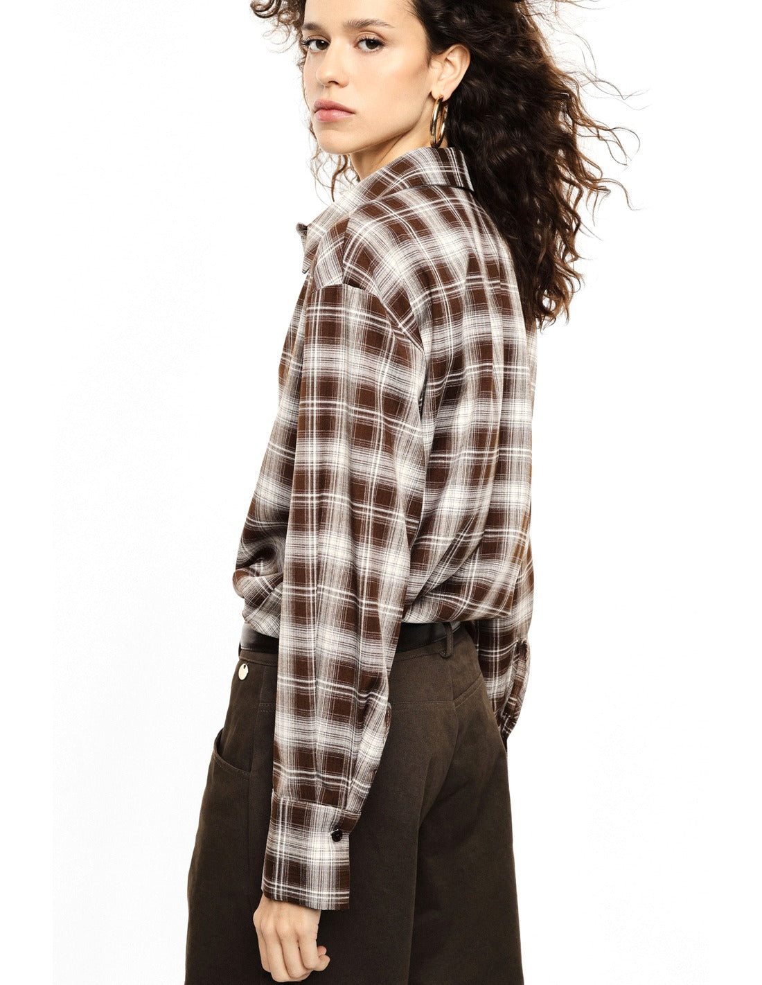Chemise stretch porté, dos – Écru et marron – Imperial Femme