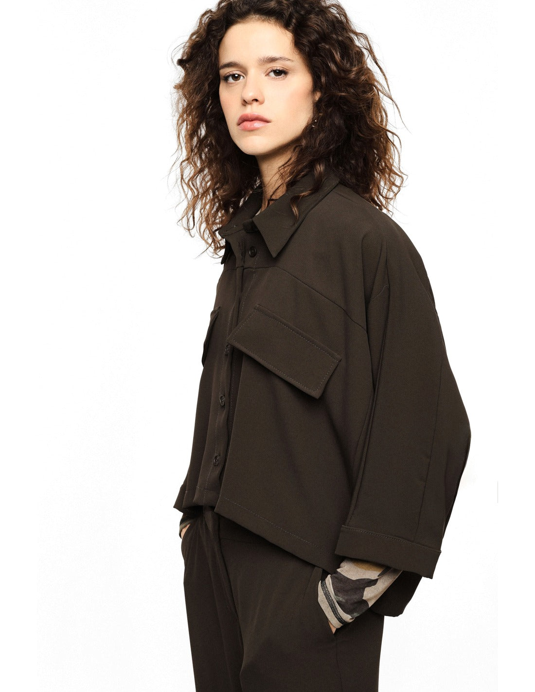 Veste trapèze manches raglan en crêpe infroissable porté, face – Kaki foncé – Imperial Femme