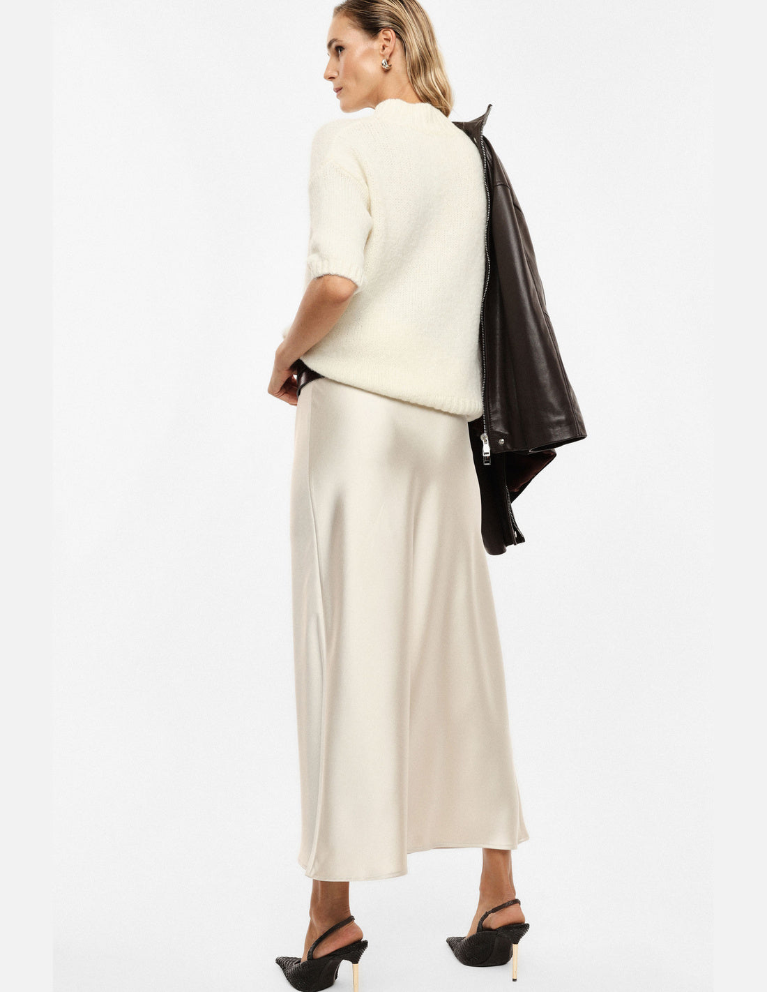 Jupe midi sirène en crêpe satin écru – Imperial Femme, portée, vue de dos