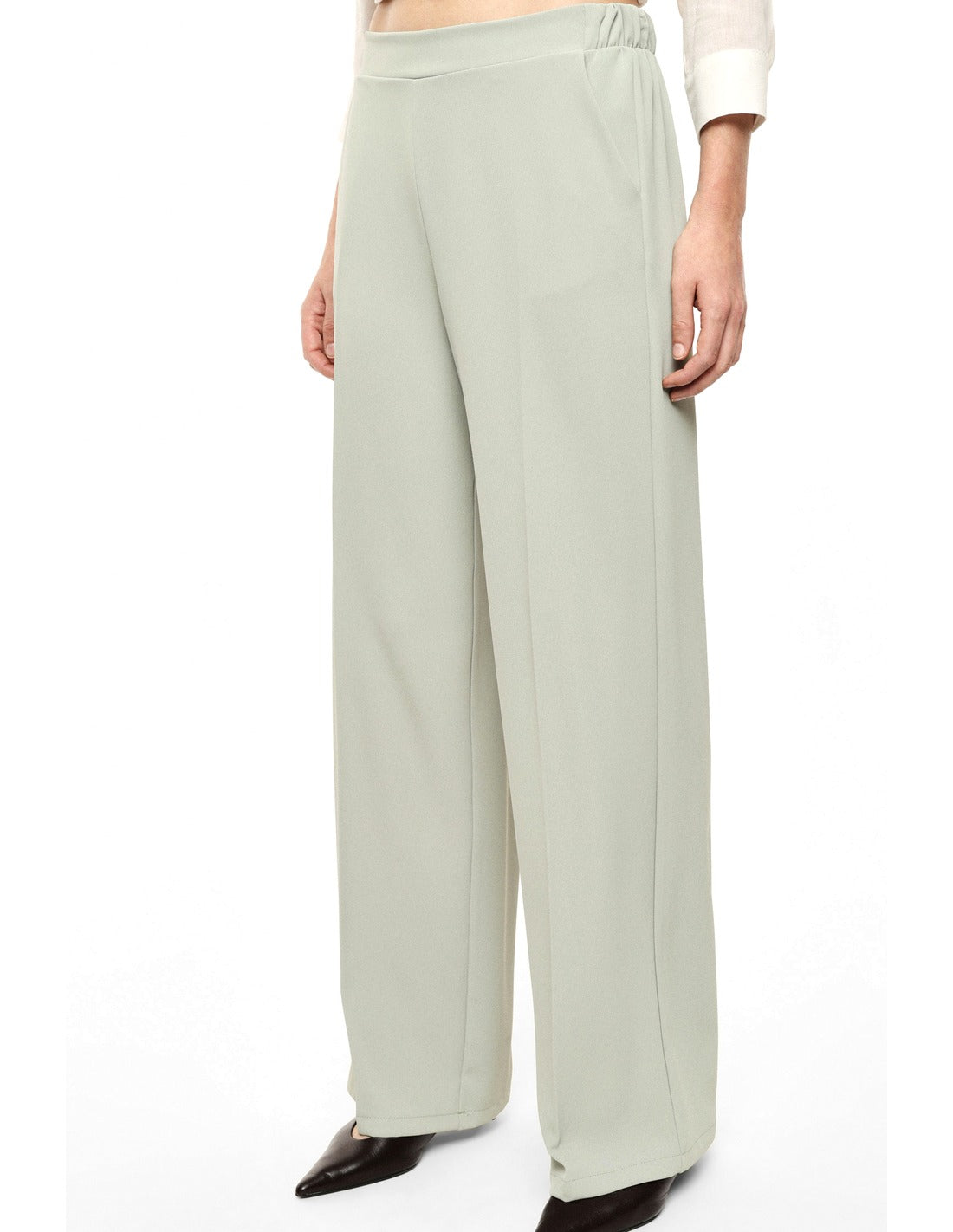 Pantalon palazzo fluide taille haute porté, détail – Vert d'eau – Imperial Femme