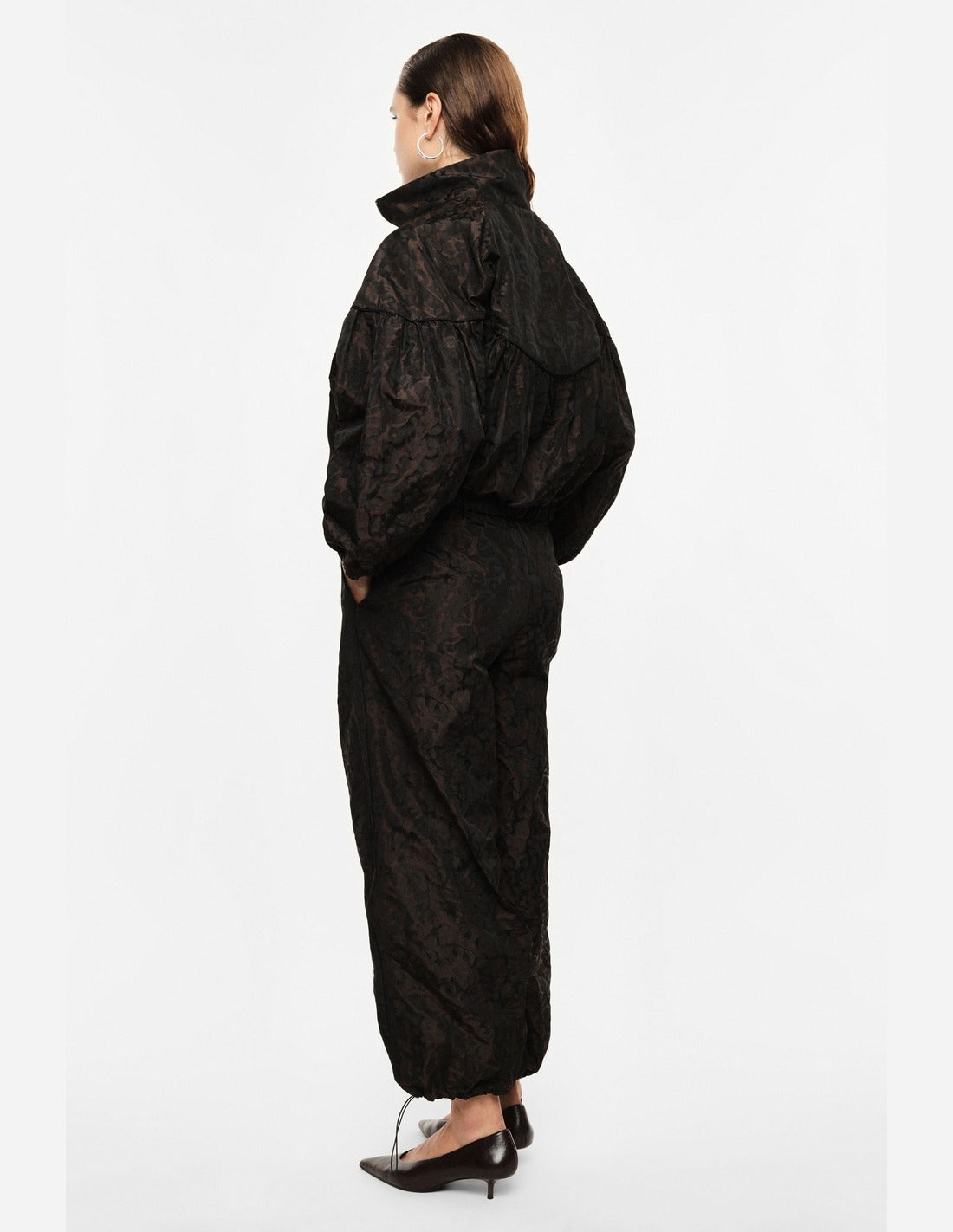 Pantalon baggy imprimé à cordons porté, vue de dos – marron – Imperial Femme