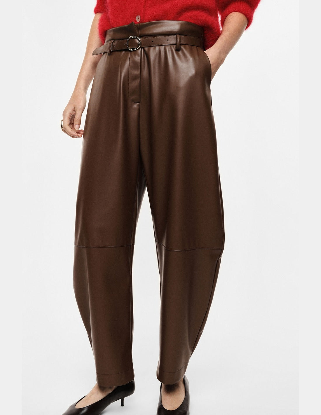 Pantalon ballon effet cuir porté, détail – marron – Imperial Femme