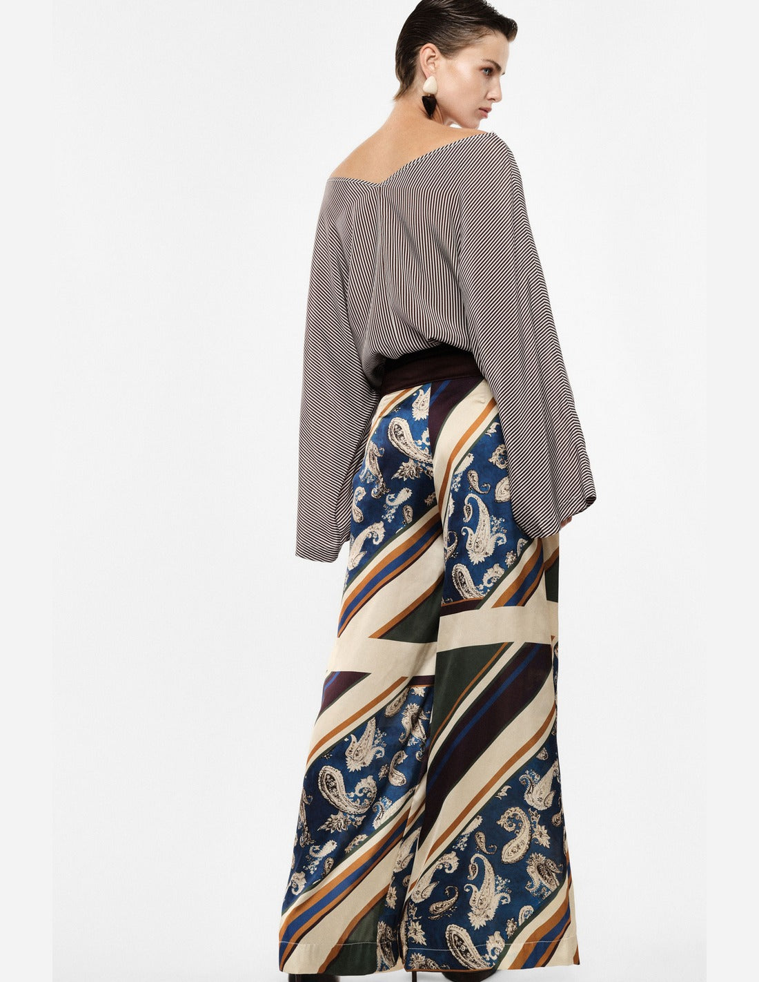 Pantalon large imprimé foulard porté, vue de dos – beige et bleu marine – Imperial Femme