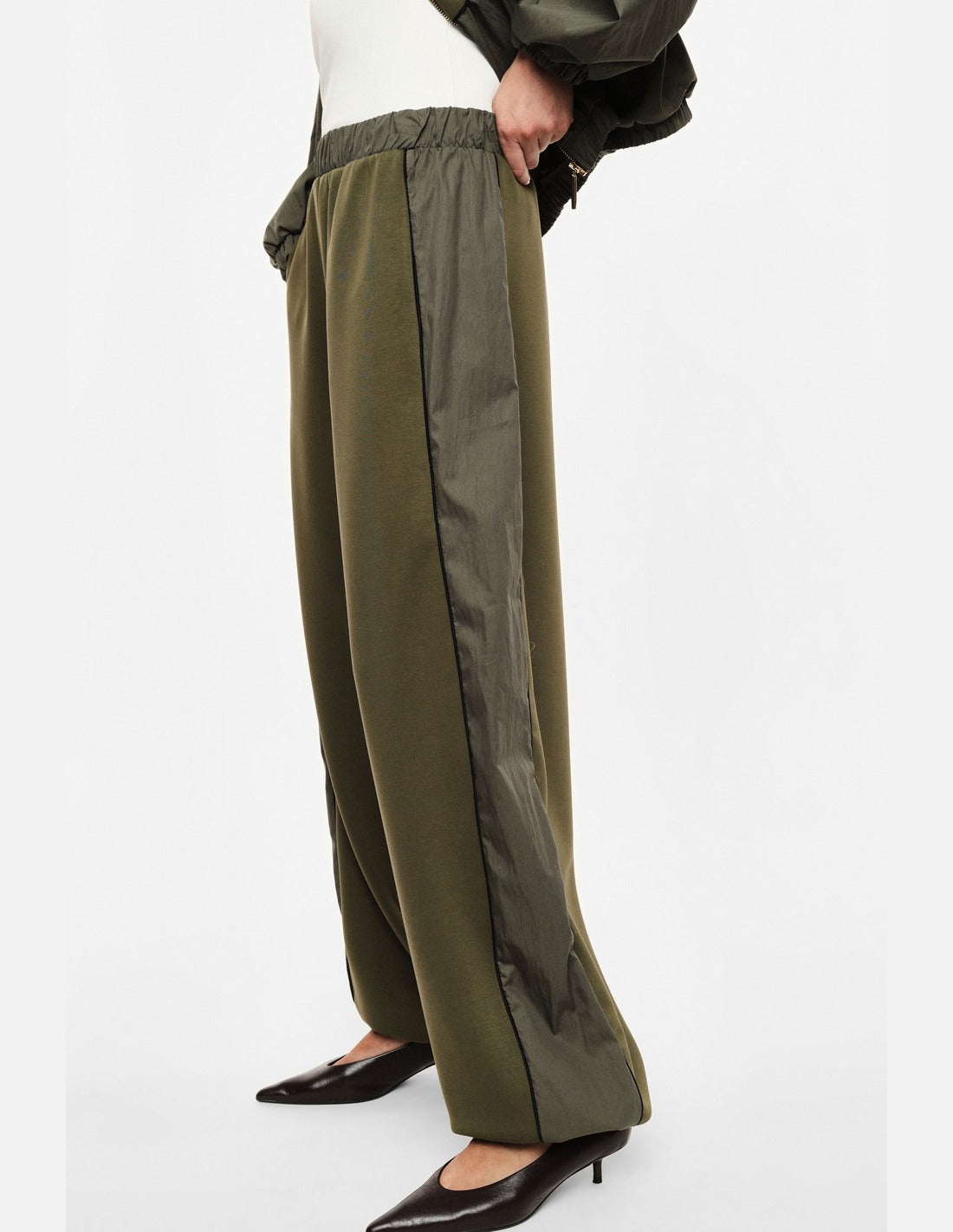 Pantalon jogging à bandes satinées, détail de la jambe – kaki foncé – Imperial Femme