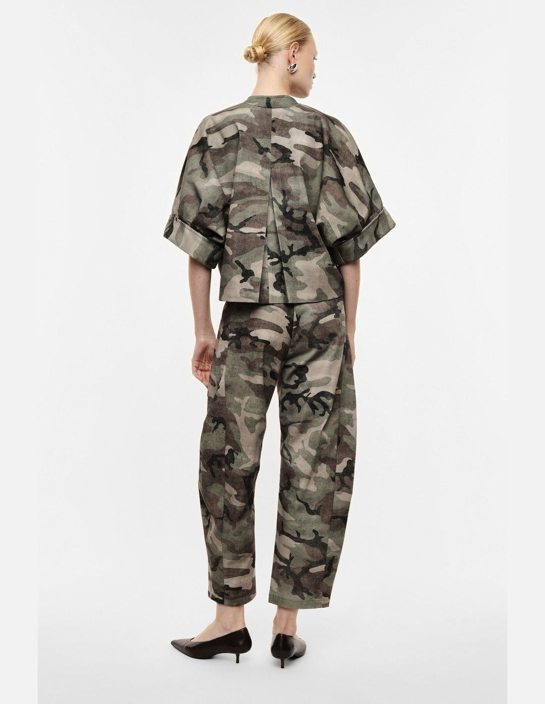 Pantalon sergé imprimé camouflage porté, vue de dos – kaki et beige – Imperial Femme