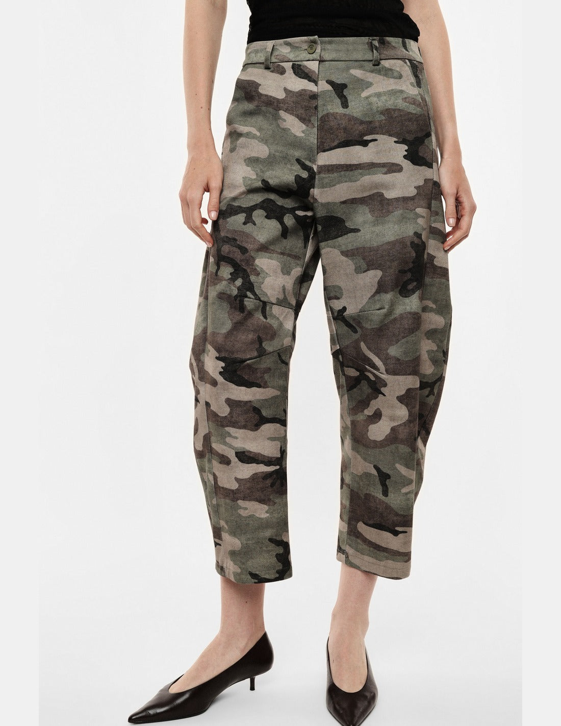 Pantalon sergé imprimé camouflage porté, détail de la jambe – kaki et beige – Imperial Femme