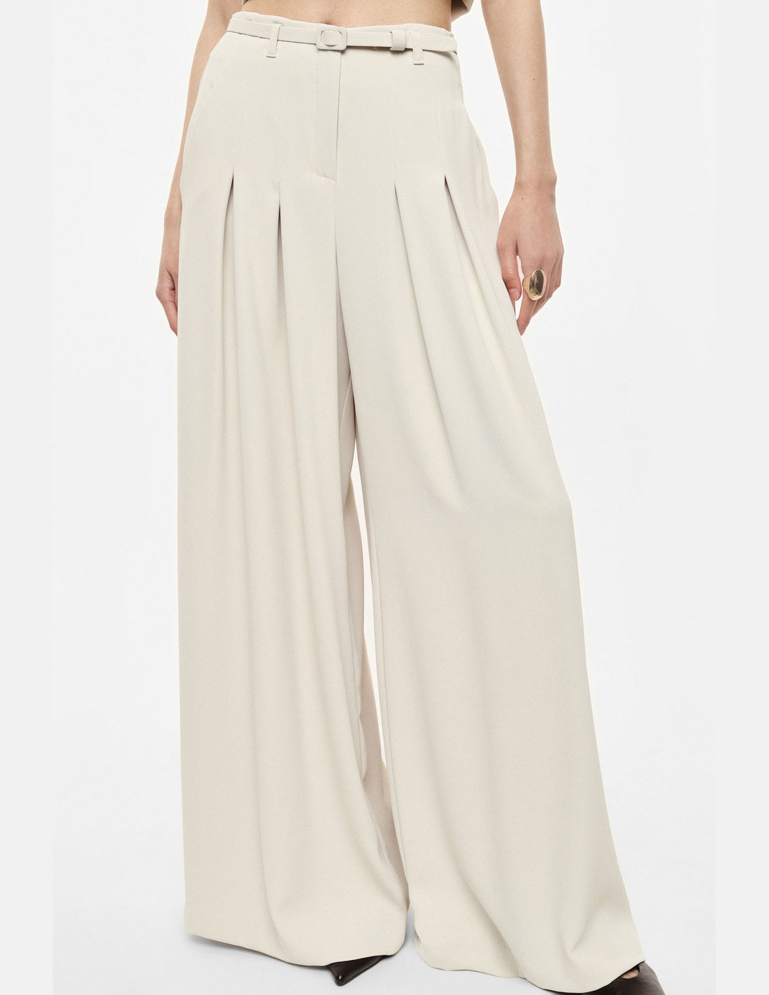 Pantalon palazzo taille haute ceinturé écru – Imperial Femme, porté, vue de profil