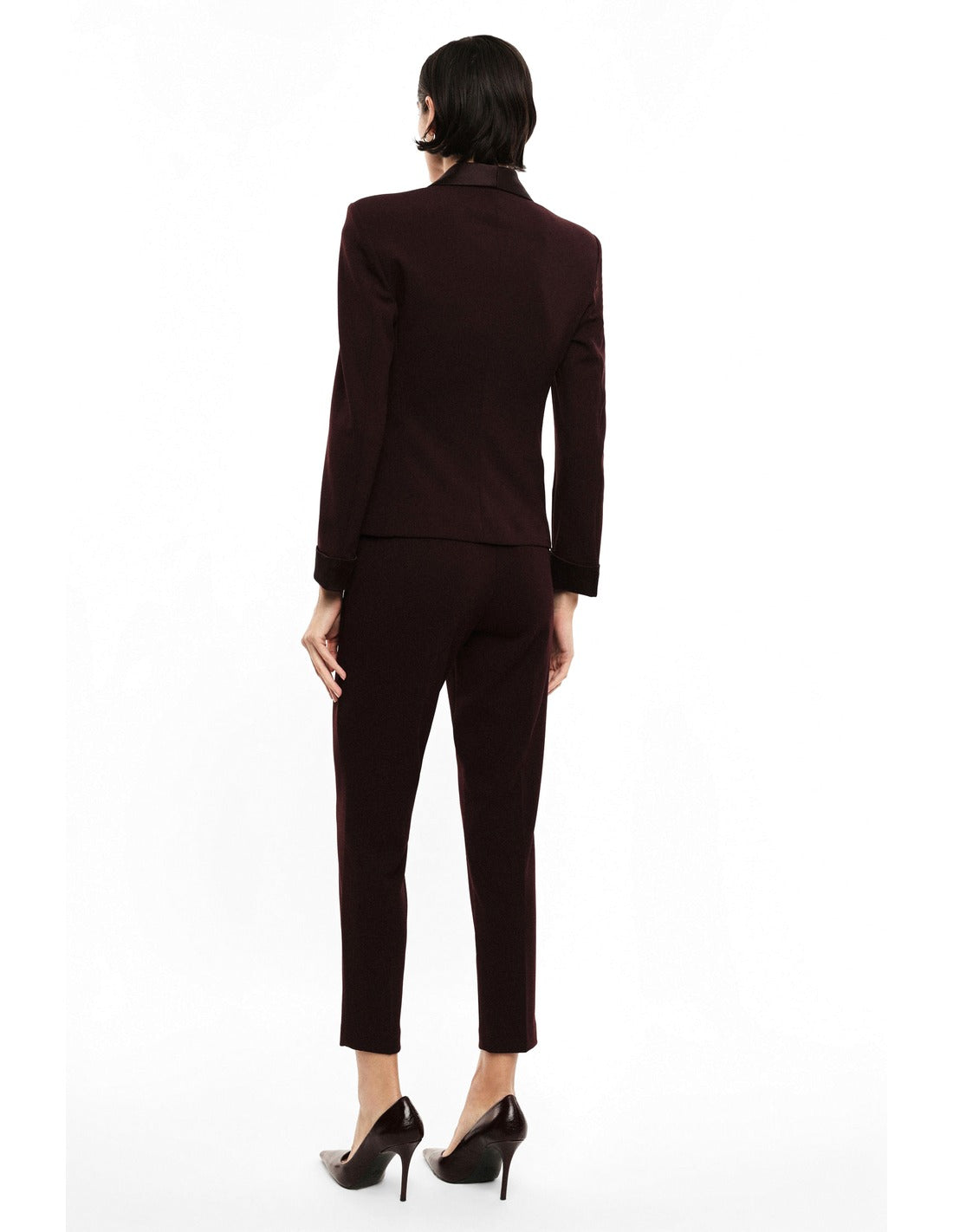 Pantalon de smoking cigarette finition satin porté, dos – Bordeaux – Imperial Femme