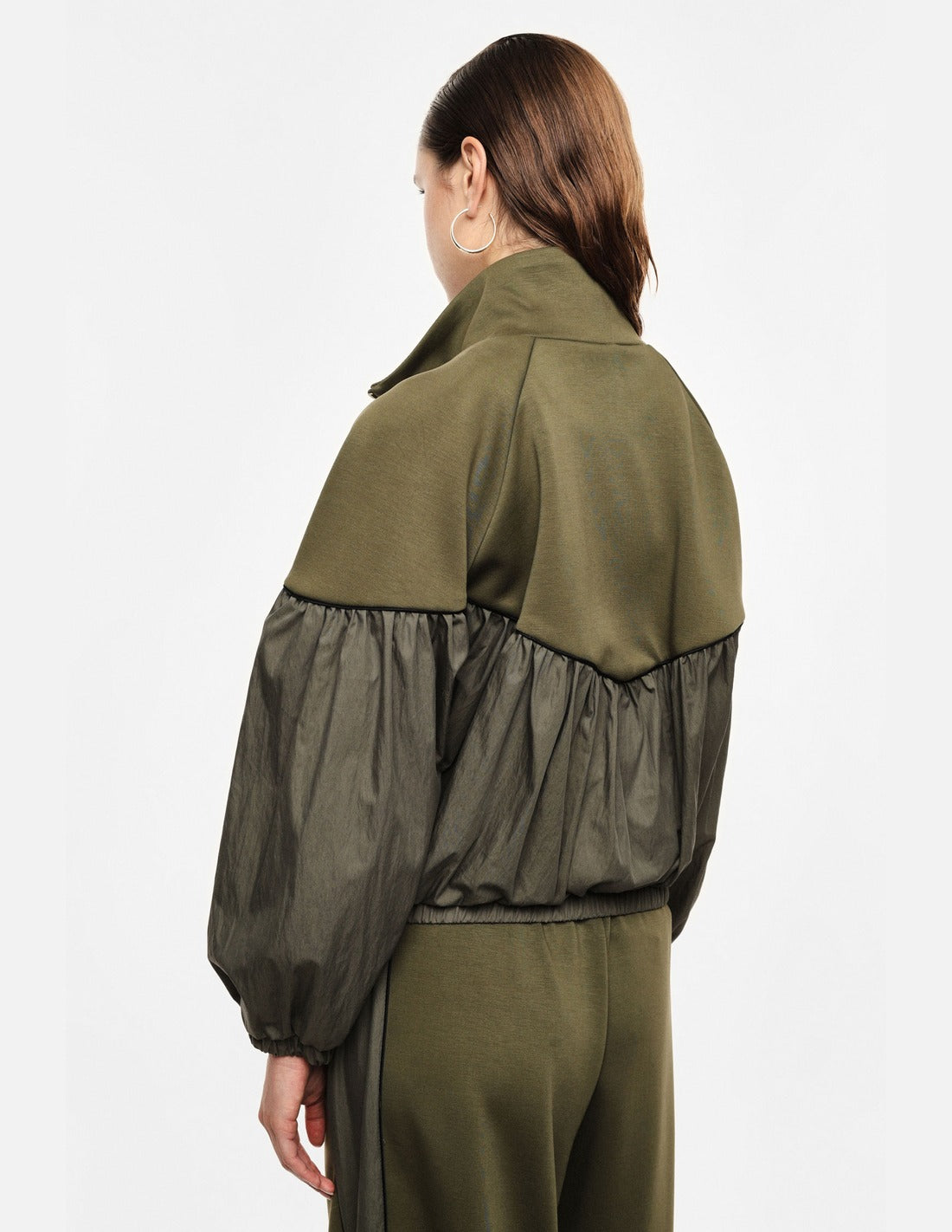 Sweat zippé col montant en point de Milan porté, vue de dos – kaki foncé – Imperial Femme