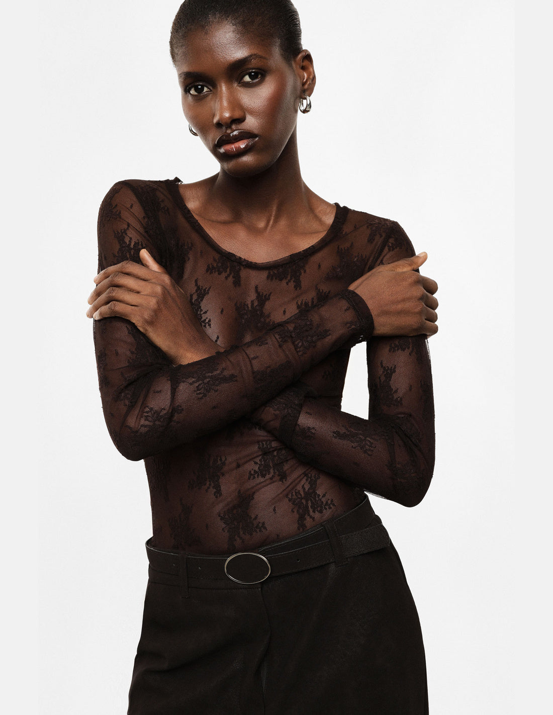T-shirt en dentelle florale à manches longues marron – Imperial Femme, porté, vue de profil