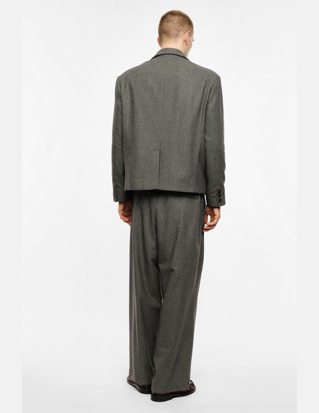 Pantalon large à plis micro pied-de-poule, taupe vert violet, porté de dos