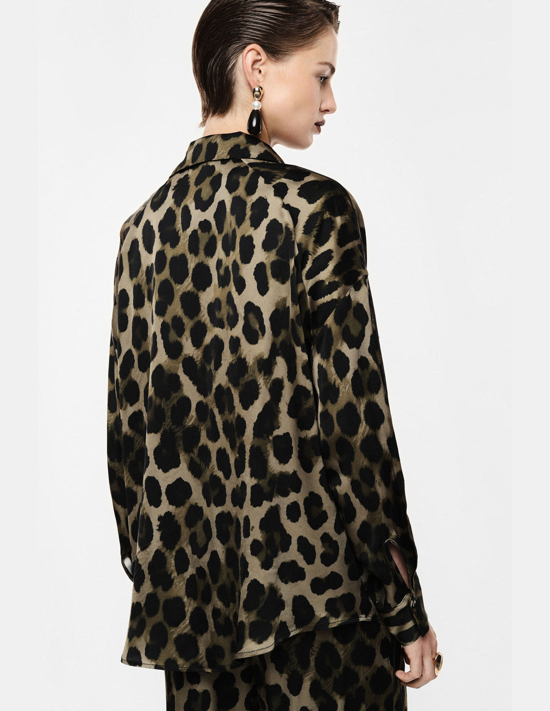 Chemise fluide imprimé léopard en viscose portée, vue de dos – Imperial Femme