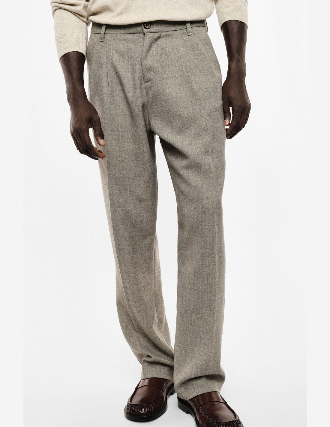 Pantalon à pinces et pli marqué, taupe, porté de profil