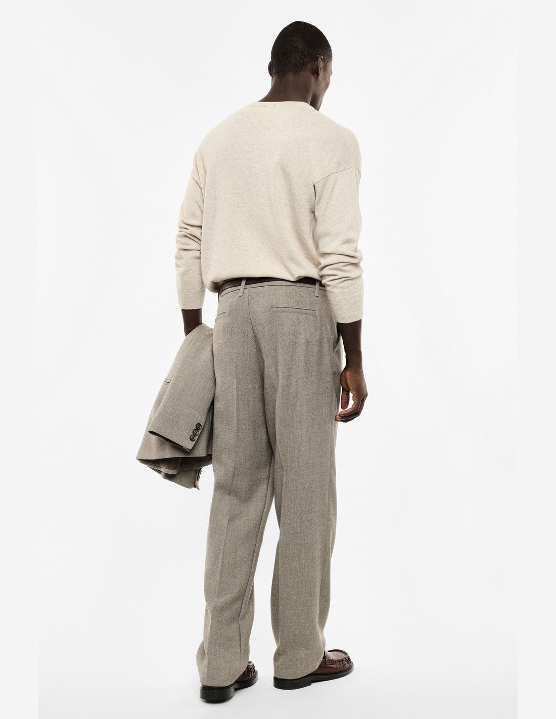 Pantalon à pinces et pli marqué, taupe, porté de dos